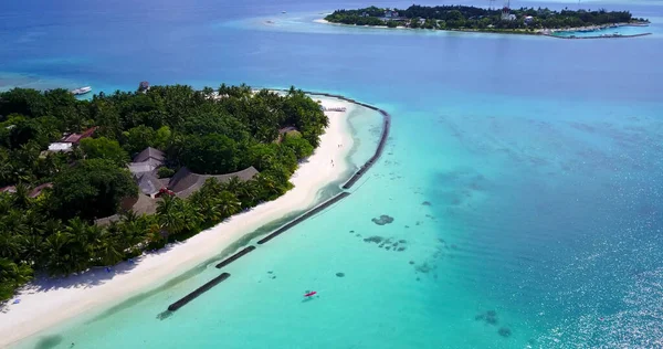 海の真ん中に浮かぶ小さな島の空中風景 — ストック写真