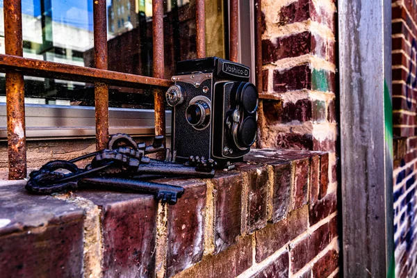Une Caméra Vintage Avec Des Clés Métal Sur Une Fenêtre — Photo