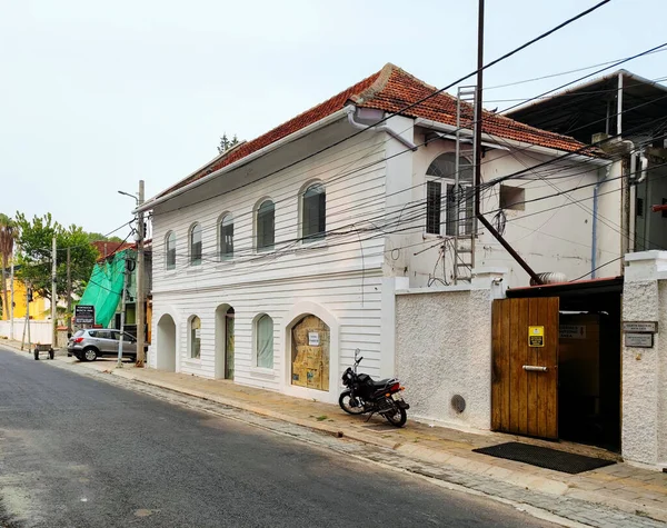 Una Hermosa Foto Antiguo Edificio Blanco Fort Kochi Contra Cielo —  Fotos de Stock