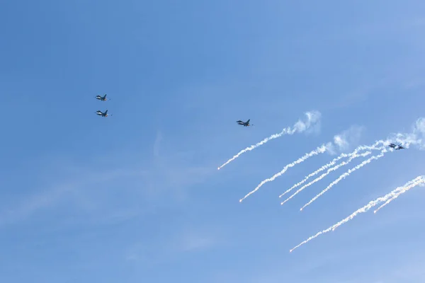 Μια Όμορφη Θέα Των Στρατιωτικών Αεροσκαφών Ένα Γαλάζιο Ουρανό — Φωτογραφία Αρχείου