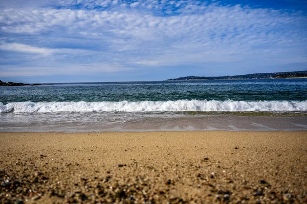 모래가 해변에 언덕들이 청록색 바다의 파도가 연출하는 — 스톡 사진