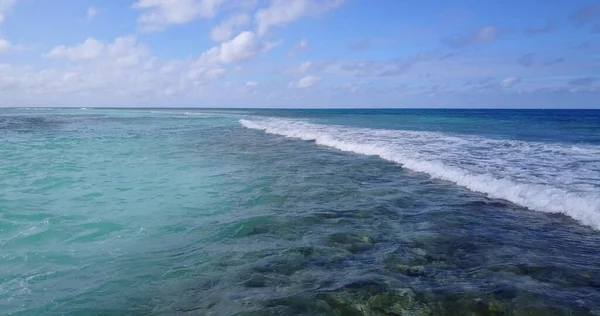 Una Hermosa Toma Olas Azules Del Océano Durante Día —  Fotos de Stock