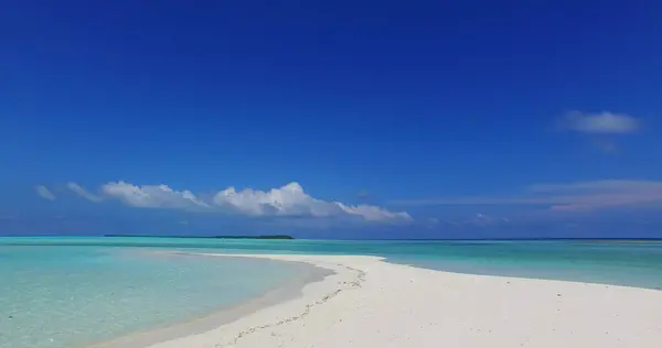 島にターコイズブルーの海が広がる白い砂浜 — ストック写真