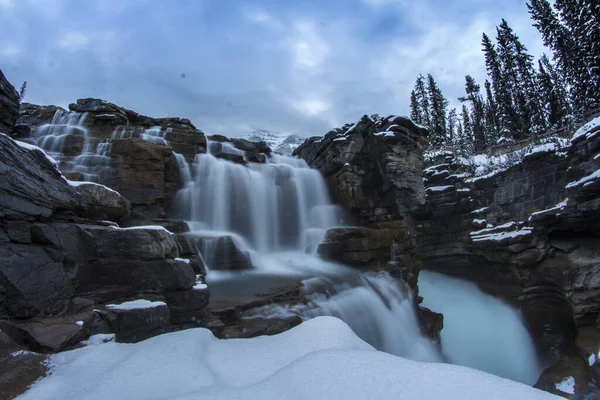 Uma Bela Cataratas Athabasca Uma Cachoeira Parque Nacional Jasper Alto — Fotografia de Stock