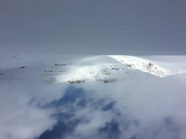 Una Toma Bajo Ángulo Nubes Flotantes Sobre Montañas Nevadas Parque —  Fotos de Stock