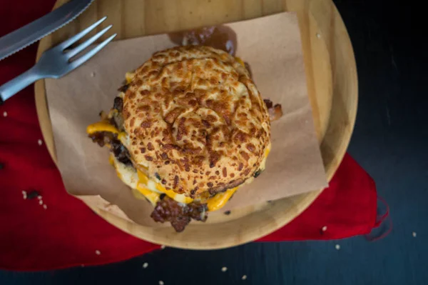 Górny Widok Pysznego Burgera Drewnianej Desce Widelcem Nożem — Zdjęcie stockowe