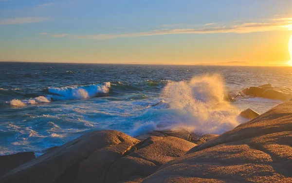 黄金の時間に岩のビーチに衝突する海の波の景色 — ストック写真