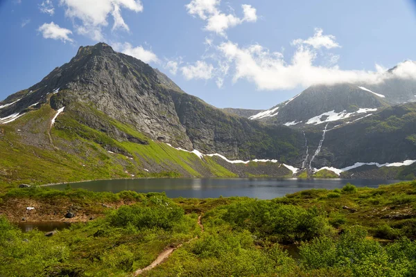 Ein Malerischer Blick Auf Einen Ruhigen See Umgeben Von Bergen — Stockfoto