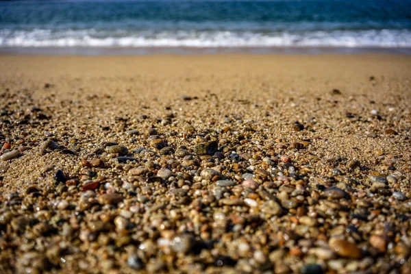 Close Uma Praia Rochosa Arenosa Com Ondas Mar Azul Turquesa — Fotografia de Stock