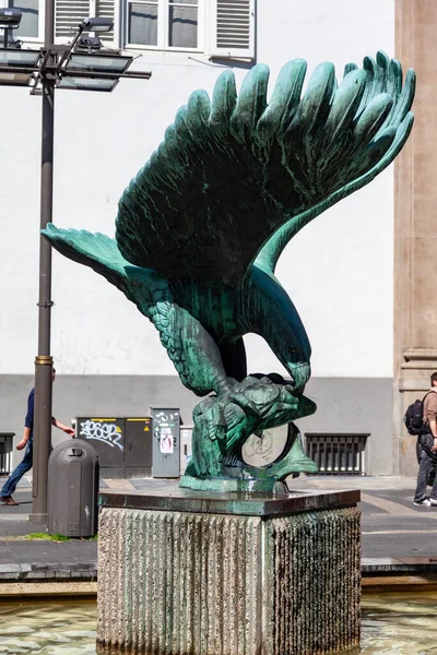 Tiro Vertical Uma Estátua Bronze Uma Águia Comendo Peixe Centro — Fotografia de Stock