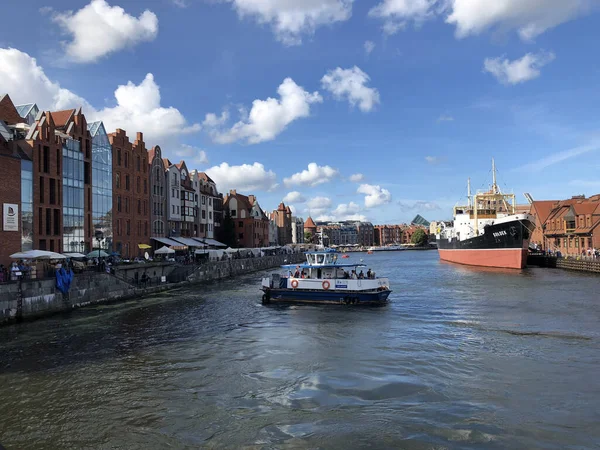 Alguns Barcos Rio Motlawa Ladeados Por Edifícios Históricos Cidade Gdansk — Fotografia de Stock