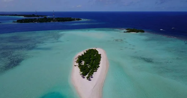 インド洋に流されたモルディブの手付かずの島の空中ドローン — ストック写真