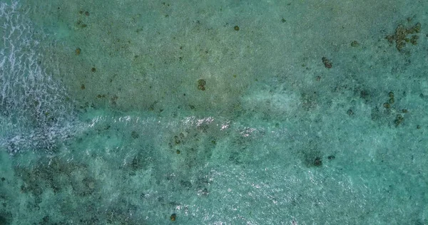 Μια Εναέρια Θέα Μια Γαλαζοπράσινη Θάλασσα Μια Ηλιόλουστη Μέρα — Φωτογραφία Αρχείου