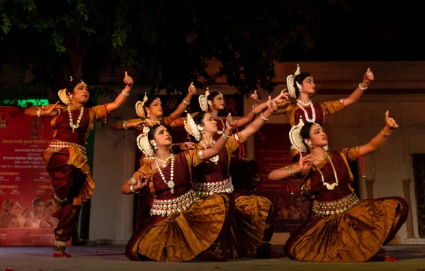 若いインドの女性アーティストは プシュカル キャメル フェアでステージ上でインドの古典的なOdissiダンスを演奏 — ストック写真