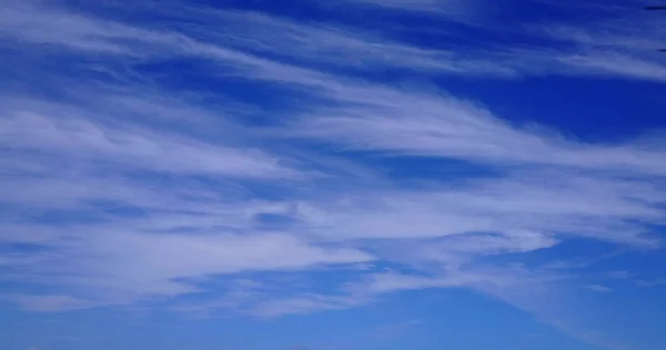 Calm Blue Sky Wispy Clouds Maldives — Stock Photo, Image