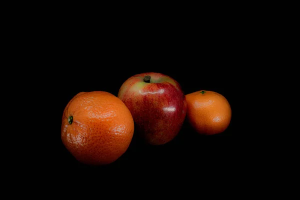 Ett Foto Orange Ett Äpple Och Klementin Isolerad Svart Bakgrund — Stockfoto