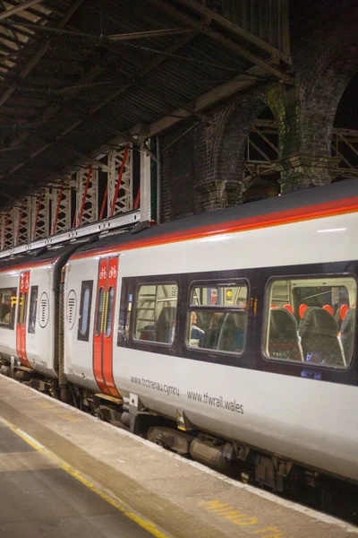 在英国斯基普顿车站的列车垂直拍摄 — 图库照片