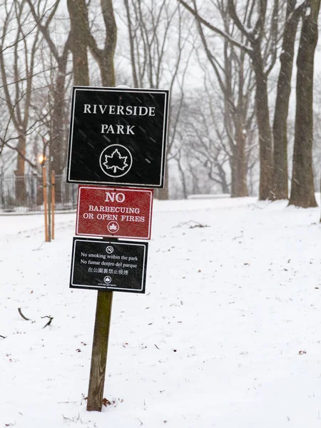 Snow Covered Riverside Park Bbq Open Fire Sign Snow Storm — Stock Photo, Image