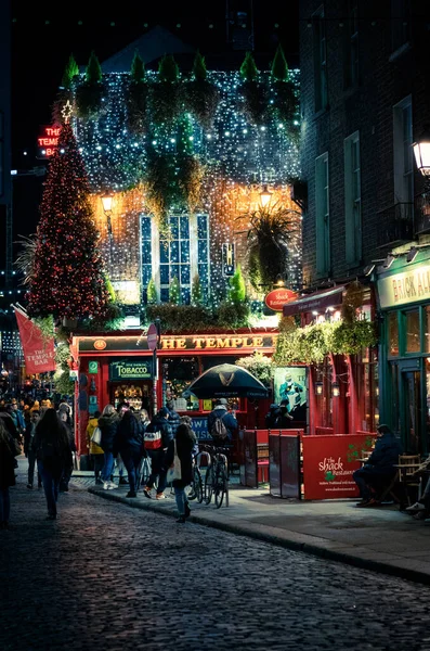 Vertikální Záběr Krásné Budovy Vánoční Osvětlení Dekorace Dublinu Irsko Noci — Stock fotografie