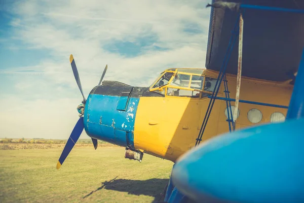 Een Blauw Geel Antonov Vliegtuig — Stockfoto