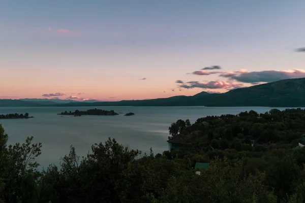 Красивий Вид Спокійне Озеро Оточене Деревами Заході Сонця — стокове фото