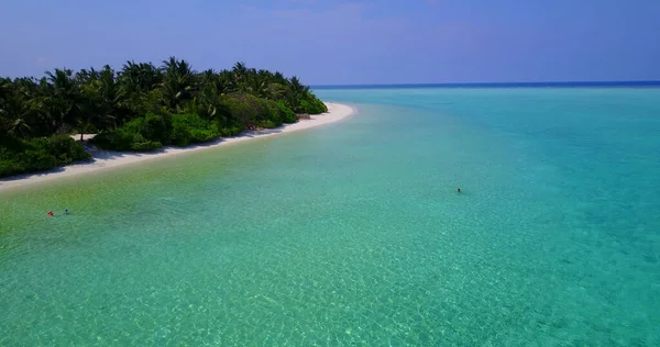 马尔代夫树木环绕的沙滩上的海景 — 图库照片