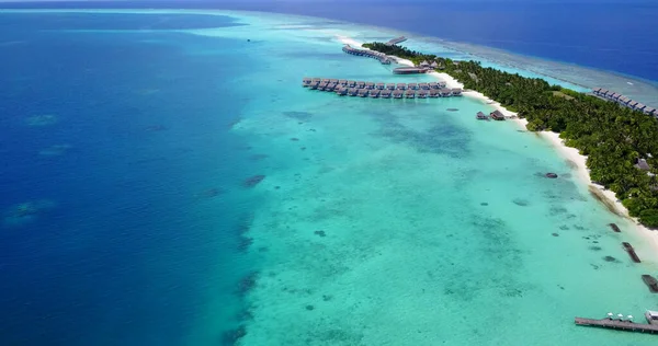 Una Toma Aérea Tierra Tranquila Isla Con Villas Agua Playa — Foto de Stock