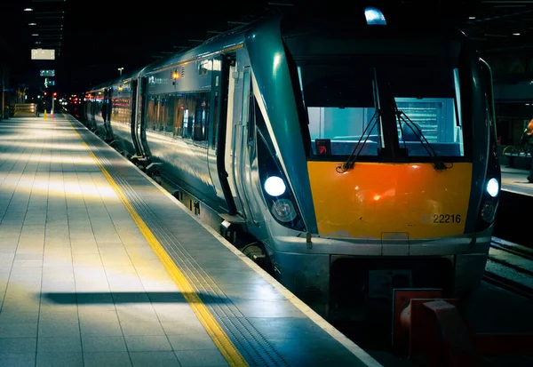Vacker Bild Ett Modernt Tåg Inne Sligo Järnvägsstation Irland Natten — Stockfoto