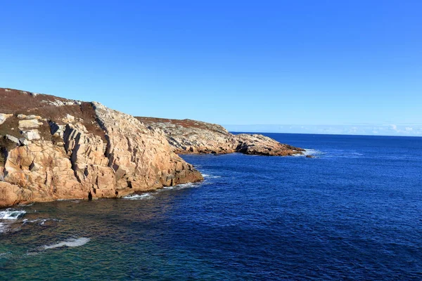 晴れた日には青い海に対する岩の崖の鳥の目のビュー — ストック写真