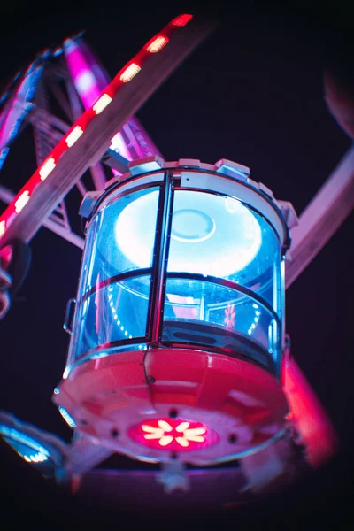 Egy Függőleges Alacsony Szögű Felvétel Egy Modern Attrakcióról Vidámparkban Éjszaka — Stock Fotó