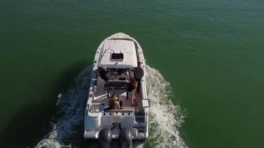 Hazine Adası, Florida 'daki kanalda seyreden bir motorlu teknenin hava görüntüsü.