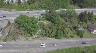 Melano, Ticino, İsviçre 'deki ağaçlı bir tepenin hava manzarası.