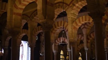 İspanya 'nın Cordoba Camii' nin güzel iç mekanı.