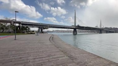 Türkiye 'nin İstanbul kentinde kablolu bir Golden Horn köprüsü