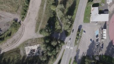 Hava insansız hava aracı şehir yolu görüntüleri.