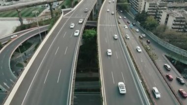 Çin 'in Chengdu caddelerinin hava manzarası. Etrafta arabalar geziniyor.