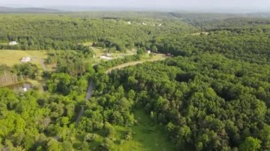 Pocono Dağları manzaralı bir kasabanın havadan görünüşü.