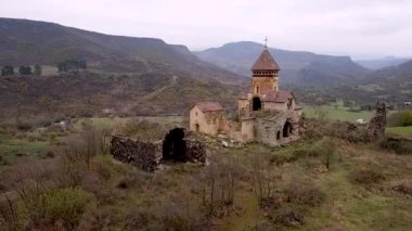 Ermenistan 'daki Hnevank Manastırı' nın yemyeşil doğayla çevrili bir görüntüsü.