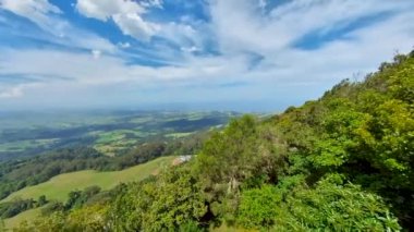 Tarlaları ve dağları olan manzaralı bir kırsal bölge.