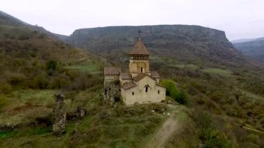 Ermenistan 'daki Hnevank Manastırı' nın yemyeşil doğayla çevrili bir görüntüsü.