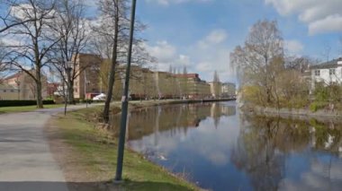 İsveç, Orebro şehir merkezindeki Svartan nehri boyunca bir yürüyüş yolu.