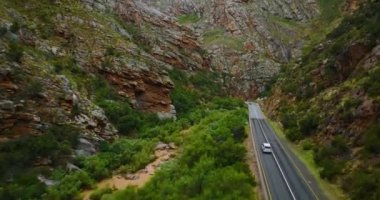 Güney Afrika, Meiringspoort 'a yapılan bir yolculuğun manzaralı görüntüsü.
