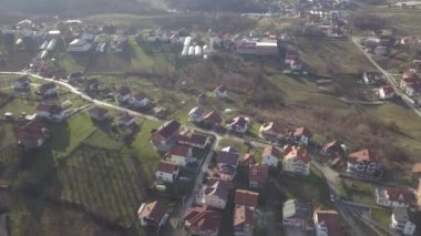 Sabahın köründe köy binalarının havadan uçuşu.