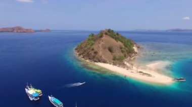 Labuan Bajo 'daki zümrüt suyla çevrili Kelor Adası' nın hava manzarası.