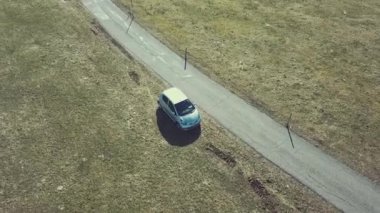 Almanya 'daki Kara Orman' ın ortasındaki Toyota Yaris 'in hava görüntüsü.