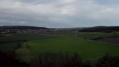 Almanya 'nın Bavyera kenti yakınlarındaki yeşil tarlaların insansız hava aracı görüntüsü
