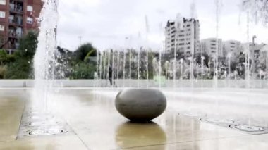 İspanya 'nın Barselona şehrinde güzel, modern bir çeşme.