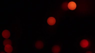 Siyah bir arka planda parlak bokeh ışıkları