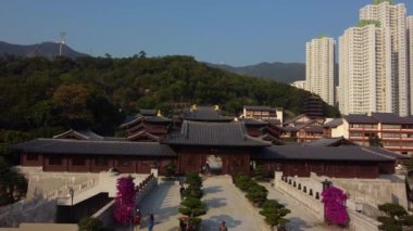 Hong Kong 'daki Chi Lin Nunnery' de gökyüzü ve binalar ile cennetin krallar salonunun hava görüntüsü.