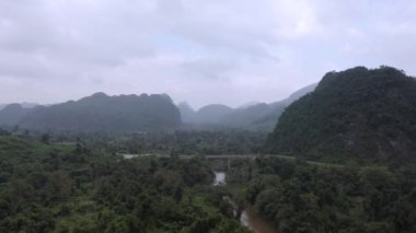 Vietnam 'daki Phong Nha Ke Bang Ulusal Parkı' nın hava görüntüsü.